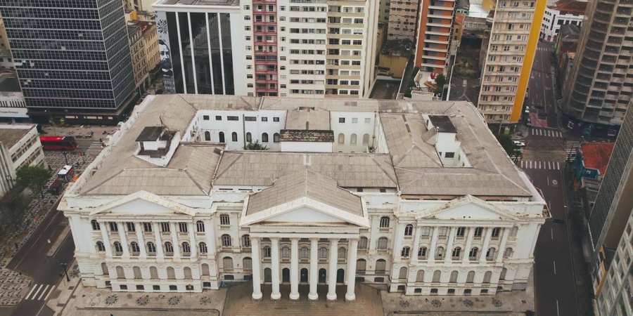 Fachada de tribunal, atuação da FMoreira Advocacia